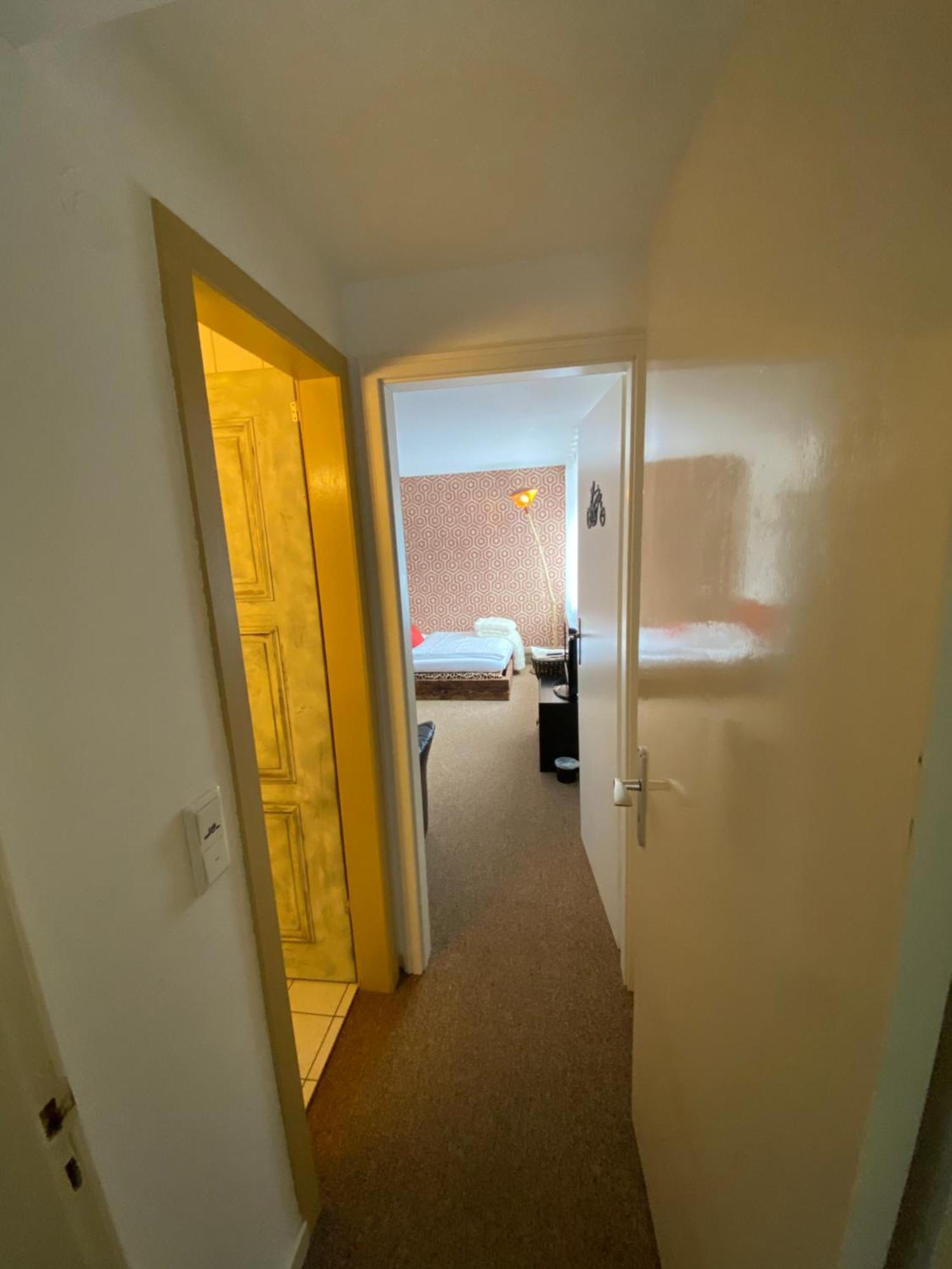Privartzimmer 'Ausfahrt Freihalten' Husum (Schleswig-Holstein) Exterior foto