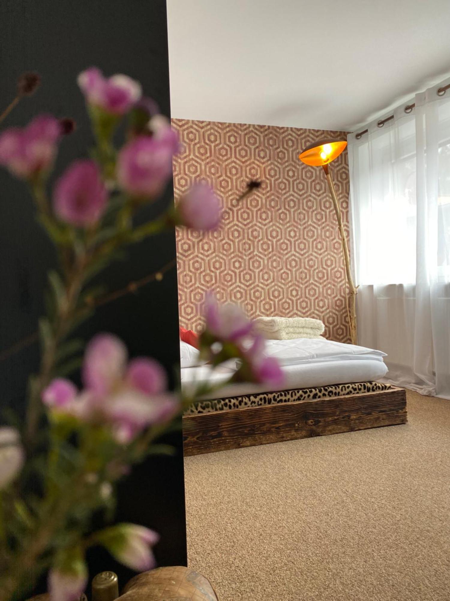 Privartzimmer 'Ausfahrt Freihalten' Husum (Schleswig-Holstein) Exterior foto