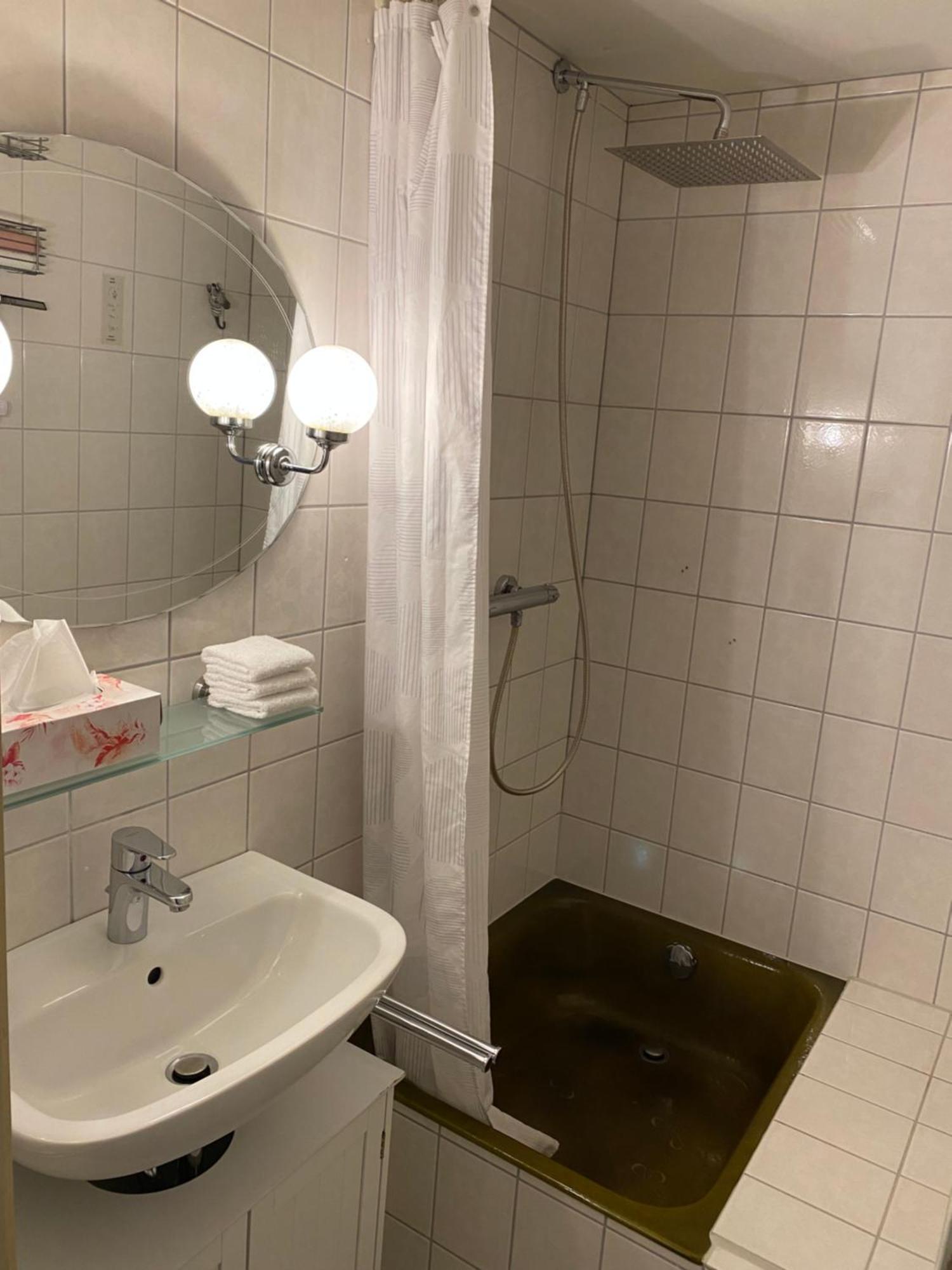 Privartzimmer 'Ausfahrt Freihalten' Husum (Schleswig-Holstein) Exterior foto