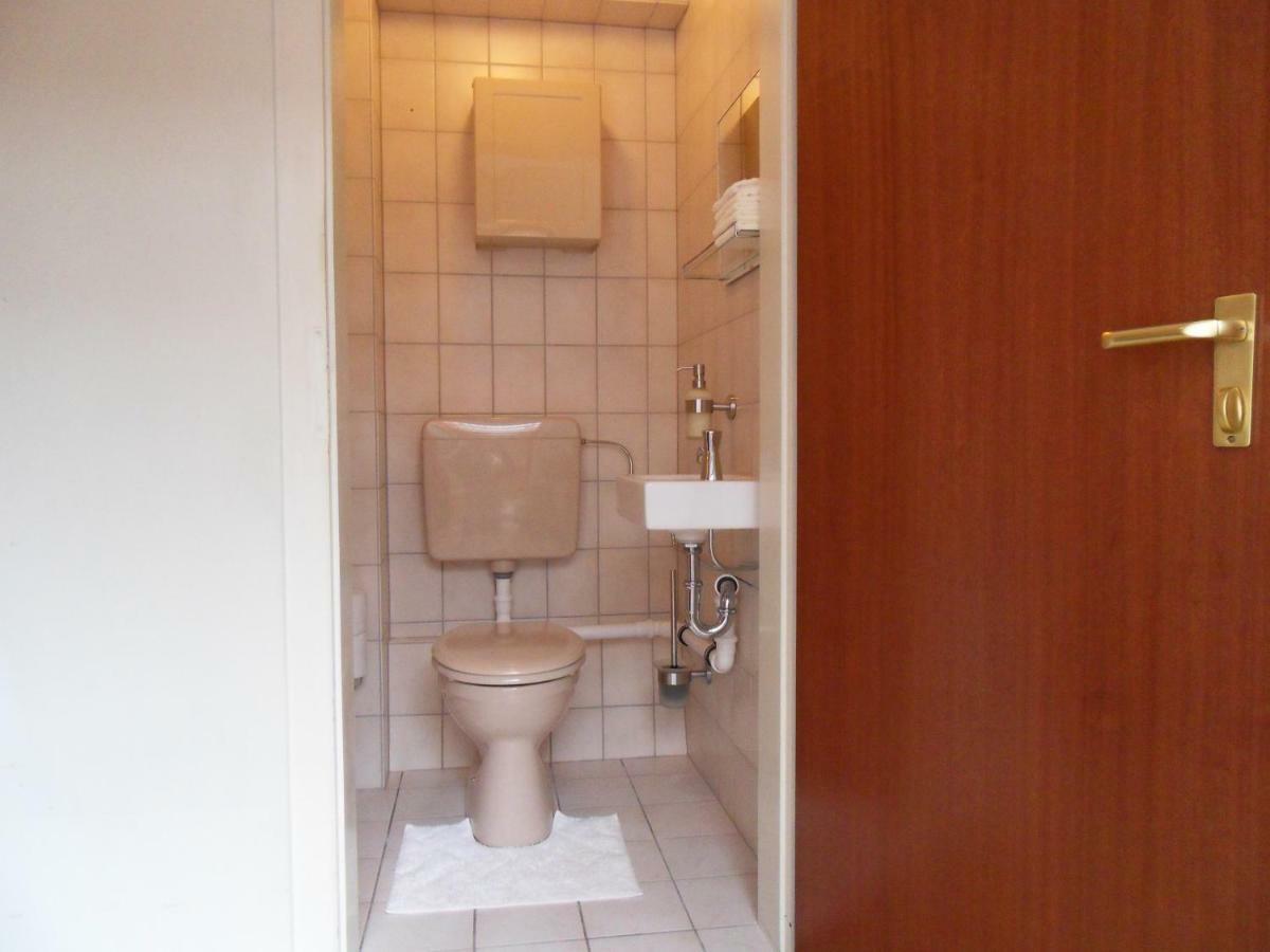 Privartzimmer 'Ausfahrt Freihalten' Husum (Schleswig-Holstein) Exterior foto
